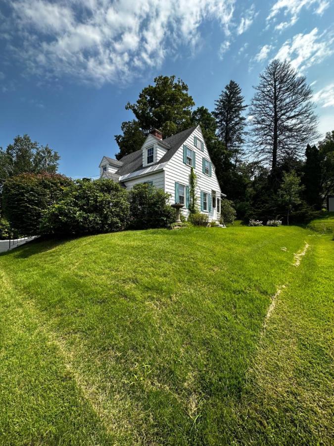 Cute Cape Cod Style Home Питсфийлд Екстериор снимка